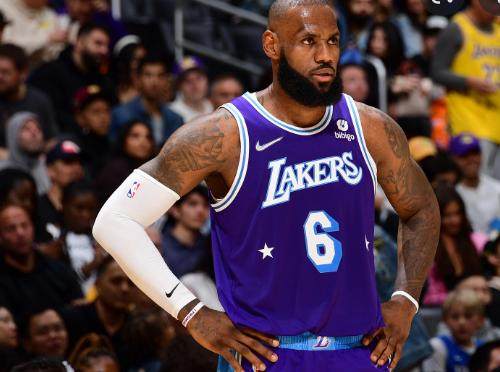 开云体育官网-詹姆斯与湖人不急续约 联盟已有多支球队致电问价